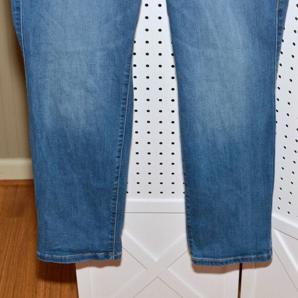 Plus Size Torrid 2S (2X Short) Pull-On Weekend Boyfriend Straight Stretch Jeans - Picture 4 of 14